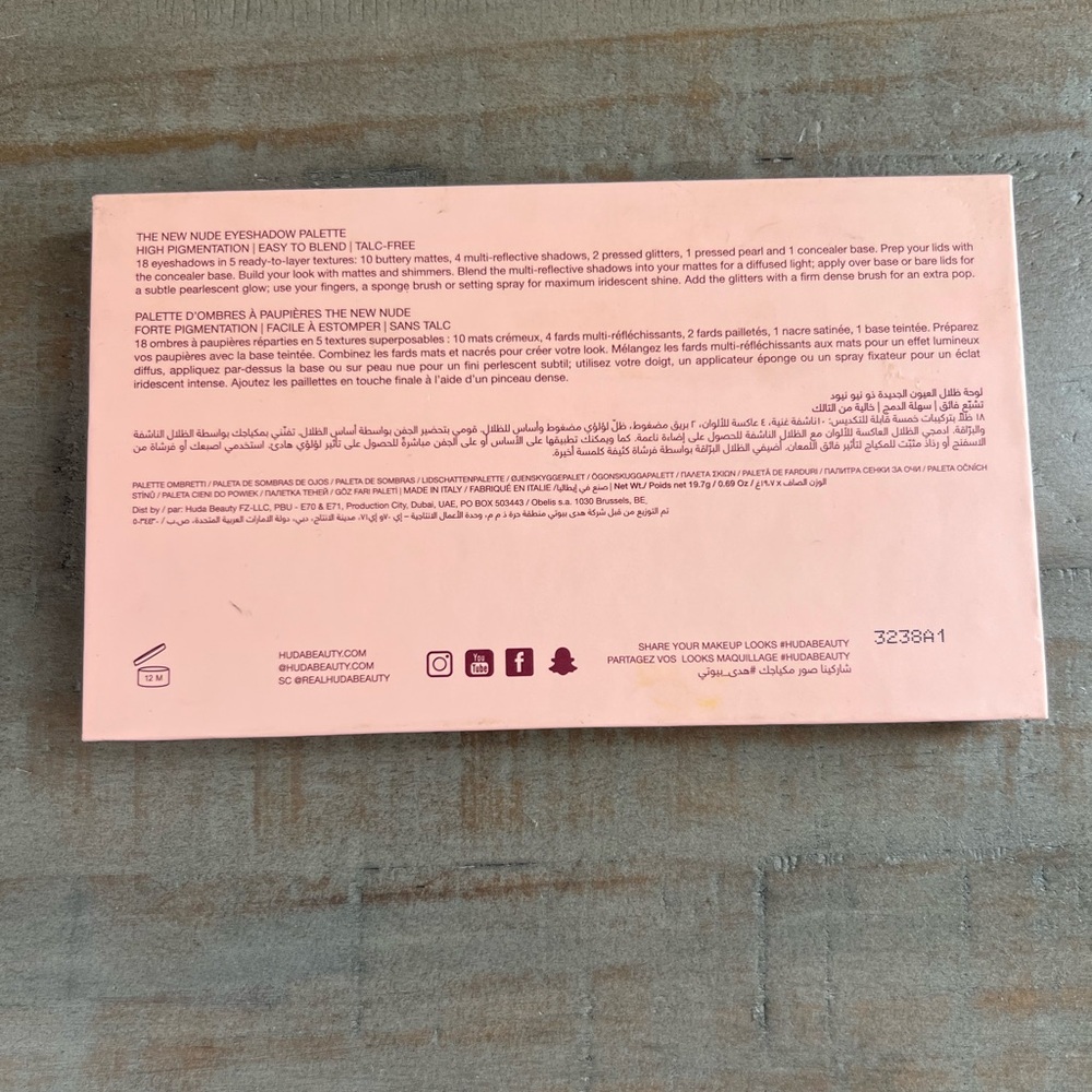 HUDA BEAUTY Nude Eyeshadow Palette - Soft Pink and Nude - Picture 4 of 4